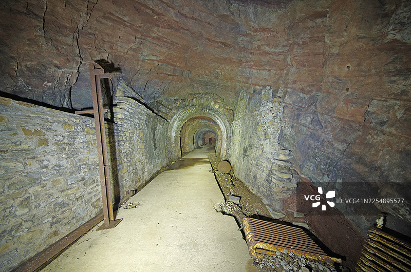 废弃的铁路隧道。图片素材