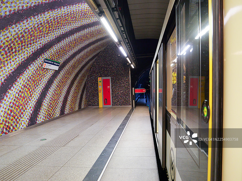 布达佩斯地铁站走廊的夜晚图片素材