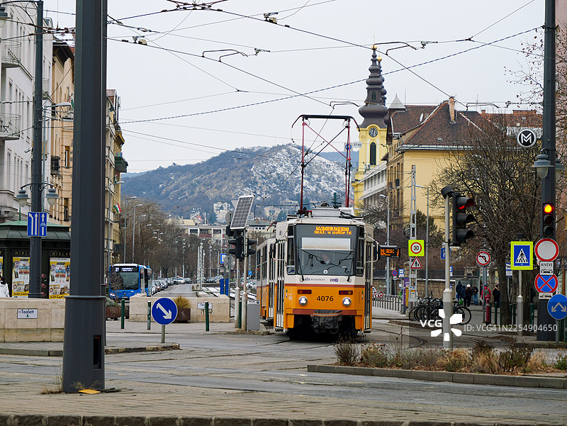 布达佩斯电车和街道交通的宽广城市景观图片素材