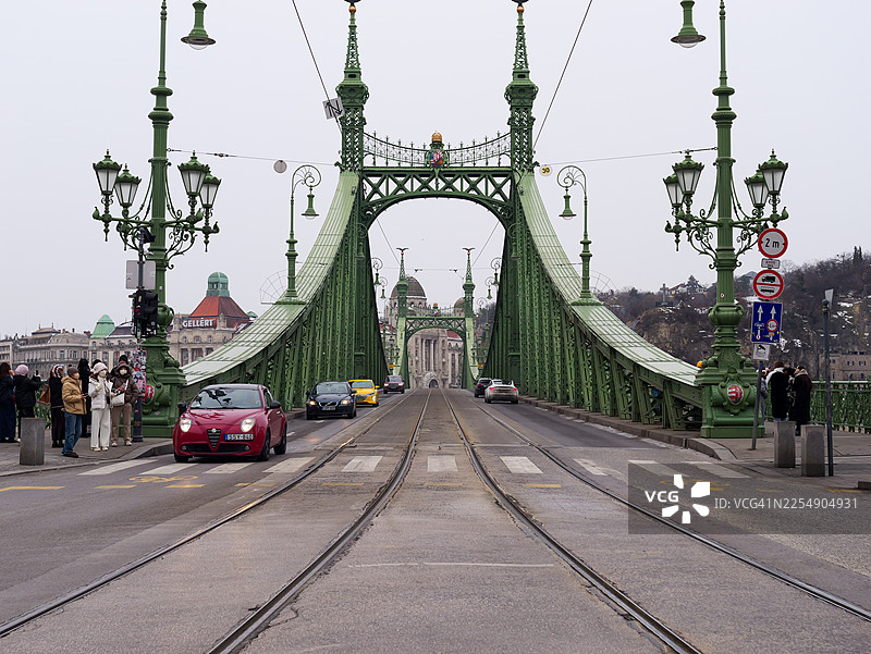 布达佩斯自由桥上的电车和道路交通图片素材