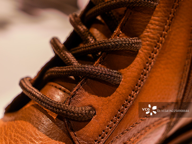 暖色调皮质冬靴的鞋带细节图片素材