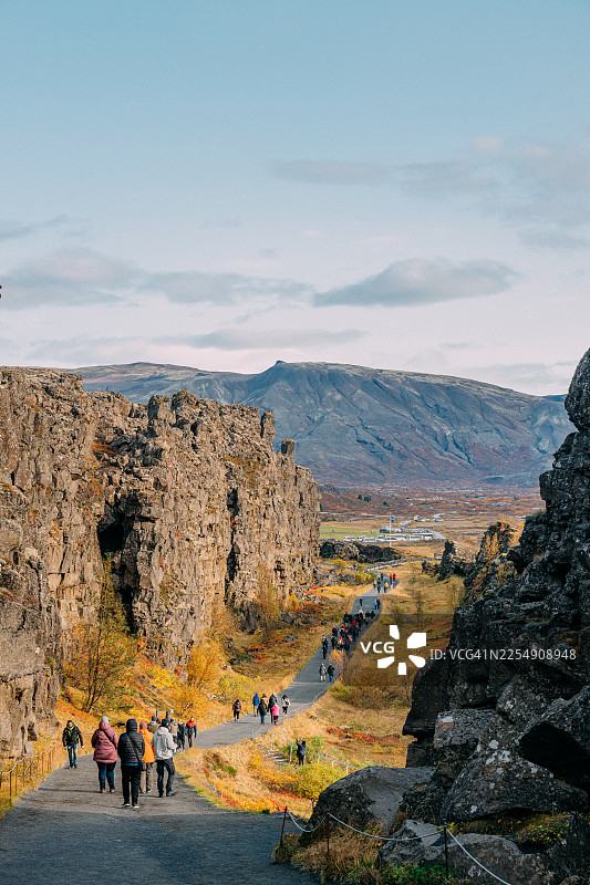 冰岛黄金圈辛格维利尔国家公园，游客在步道上图片素材