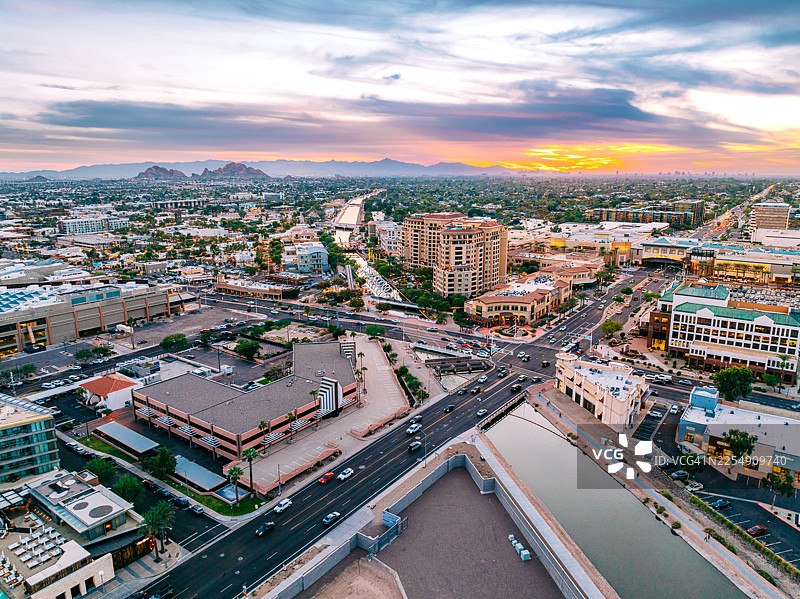 美国亚利桑那州斯科茨代尔“老城”市中心的日落景色，卡梅尔巴克路图片素材