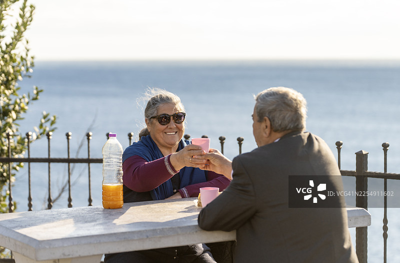 安塔利亚海边公园里，一对老年夫妇在野餐图片素材