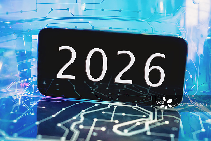 2026年，智能手机屏幕显示在霓虹蓝的计算机网络背景上。机器学习和全球通信图片素材