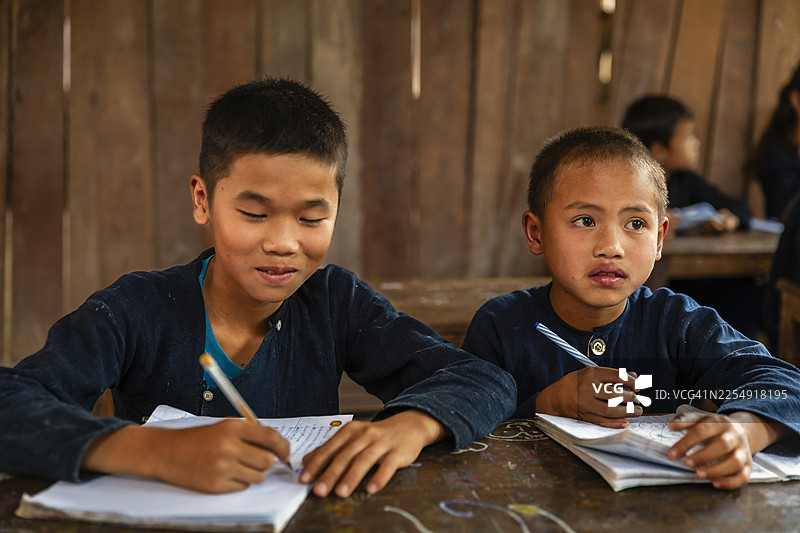 老挝北部乡村的小学老挝儿童图片素材