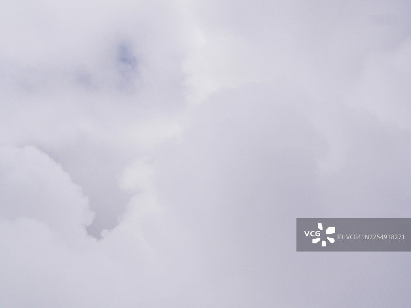 天空中的白色云朵特写图片素材