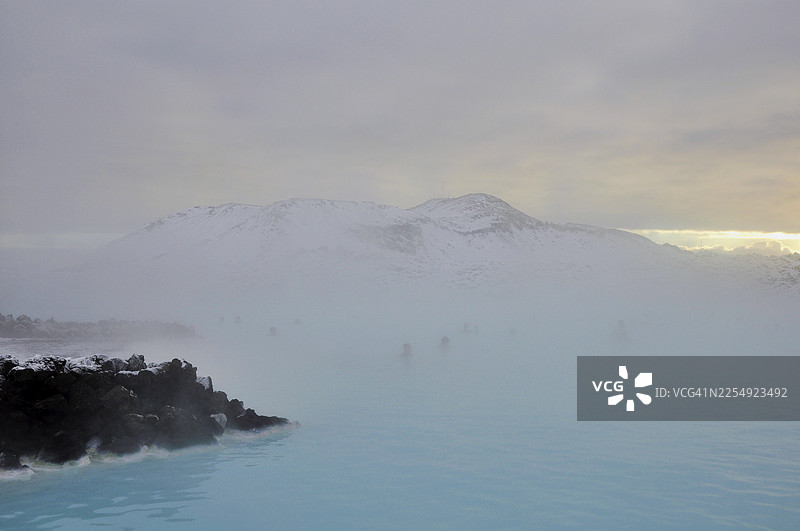 游客在冬季享受蓝泻湖温泉图片素材