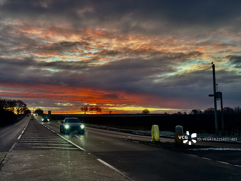 夜间，汽车行驶在结冰的雪路上图片素材