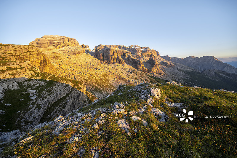 日落时分布伦塔山脉岩石山峰的景观，阿尔卑斯山辉，格罗斯特高原上的山地景观，布伦塔，布伦塔-阿达梅洛自然公园，特伦蒂诺，意大利图片素材