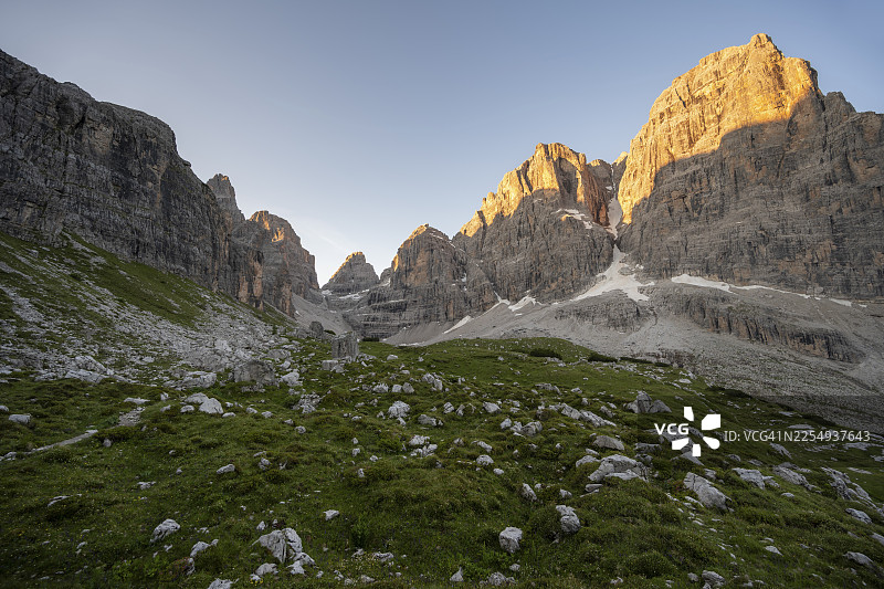 日出时分布伦塔高地风景如画的山景，托萨峰岩石山峰，阿尔卑斯山辉，布伦塔，特伦蒂诺，意大利图片素材