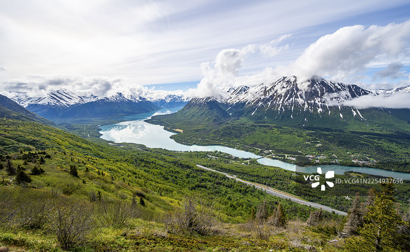 春季白雪皑皑的山脉和碧绿的肯纳湖,位于美国阿拉斯加州肯纳半岛库珀登陆的屠夫岭步道。图片素材
