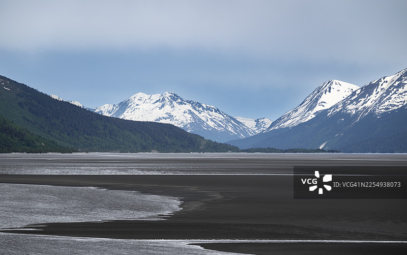 阿拉斯加州安克雷奇，肯纳半岛山脉的特纳根海峡河口低潮时的景象图片素材