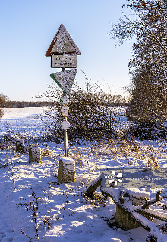 德国柏林Reinickendorf区吕巴尔斯历史区的风景和乡村小路图片素材
