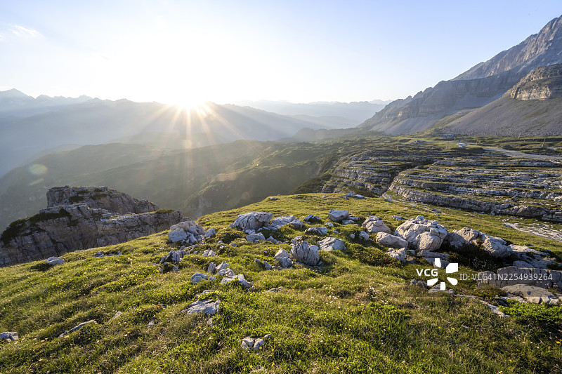 亚当洛山脉的日落，格罗斯特高原的山地景观，布伦塔山脉，特伦蒂诺，意大利图片素材