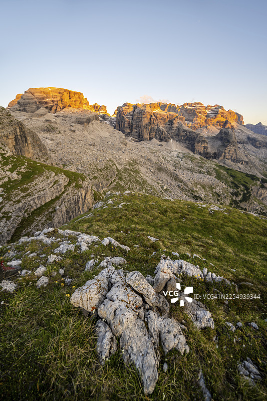 夕阳下布伦塔山脉岩石山峰的景色，阿尔卑斯山辉，格罗斯特高原上的山地景观，布伦塔，布伦塔-阿达梅洛自然公园，特伦蒂诺，意大利图片素材