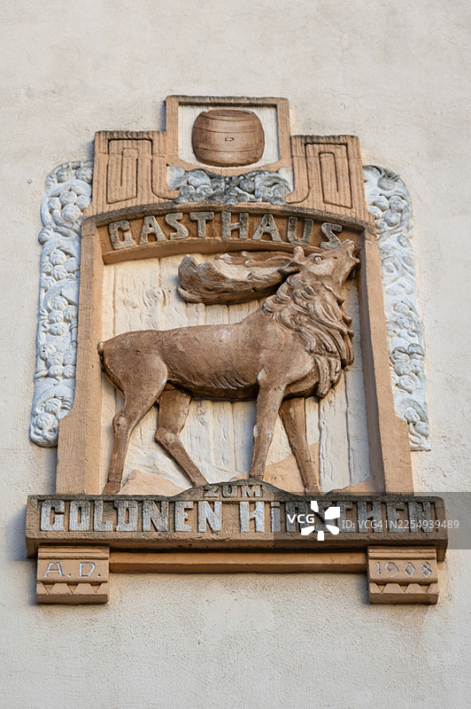 德国巴伐利亚州米特尔弗兰肯菲尔特一座建筑外墙上“金鹿旅馆”的浮雕图片素材