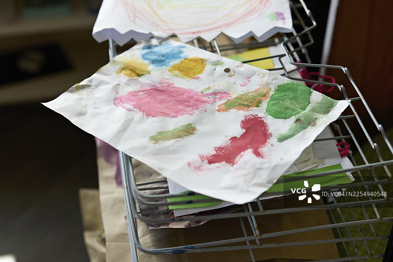 彩色素描纸张放在金属架上图片素材