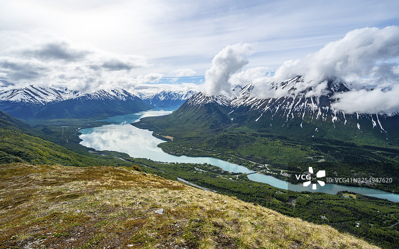 阿拉斯加州库珀兰丁镇斯劳特岭步道肯纳湖的雪山和绿松石色湖泊景观图片素材