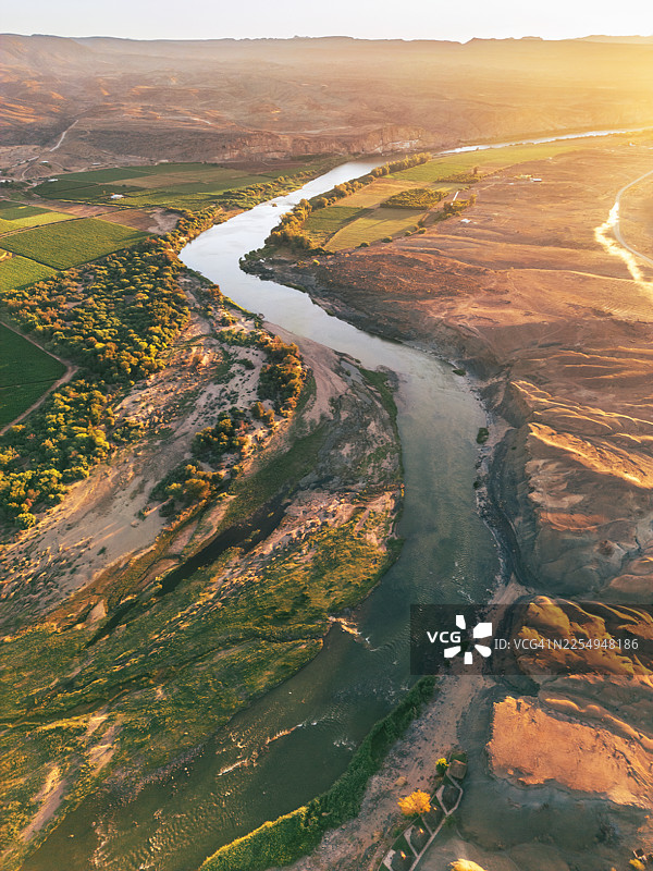橙色河流在纳米比亚边境，金色日落时分图片素材