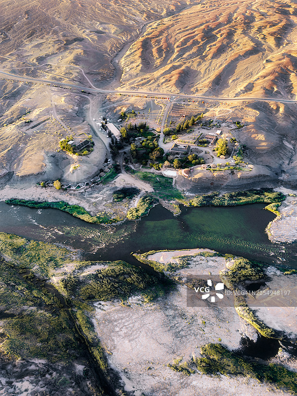 日落时分纳米比亚边境橙色河流的俯视视角图片素材