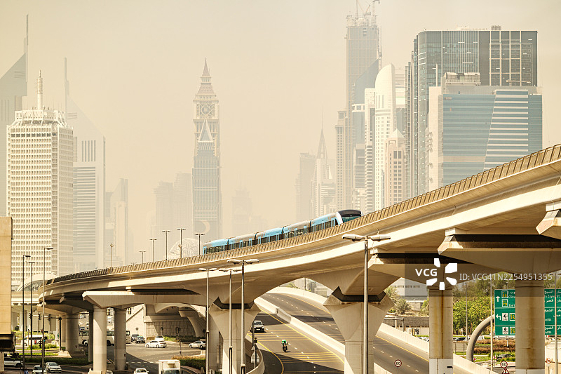 迪拜天际线，配有高架高速公路和火车图片素材