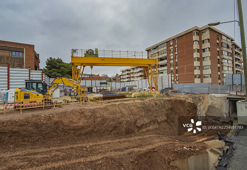 巴塞罗那居民区内的城市建筑工地及重型机械图片素材