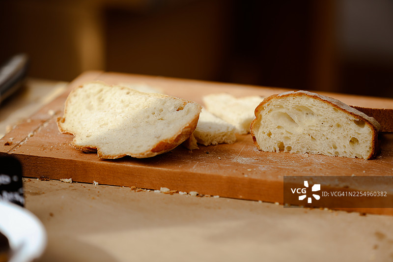 新鲜出炉的布朗面包切片，准备品尝图片素材