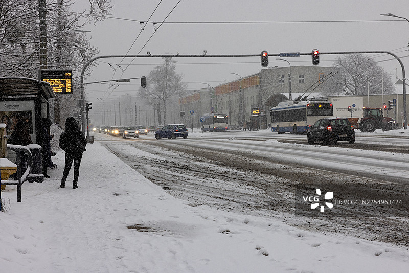 波兰格丁尼亚，新年夜的雪路。图片素材