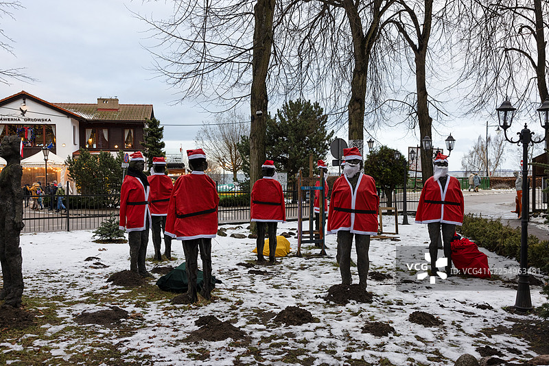 波兰格丁尼亚奥尔沃沃的圣诞老人服装人物艺术装置。图片素材