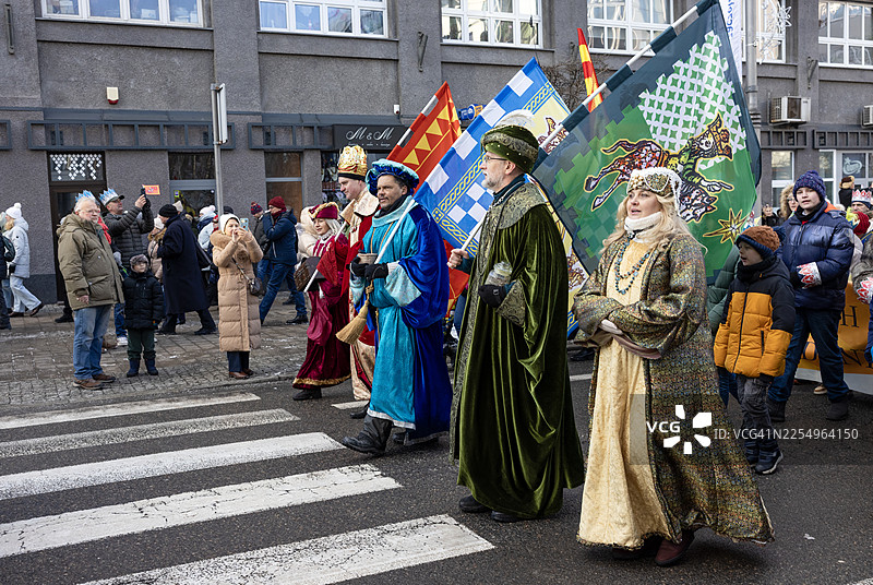 波兰格丁尼亚，大批民众参与三王节游行。图片素材