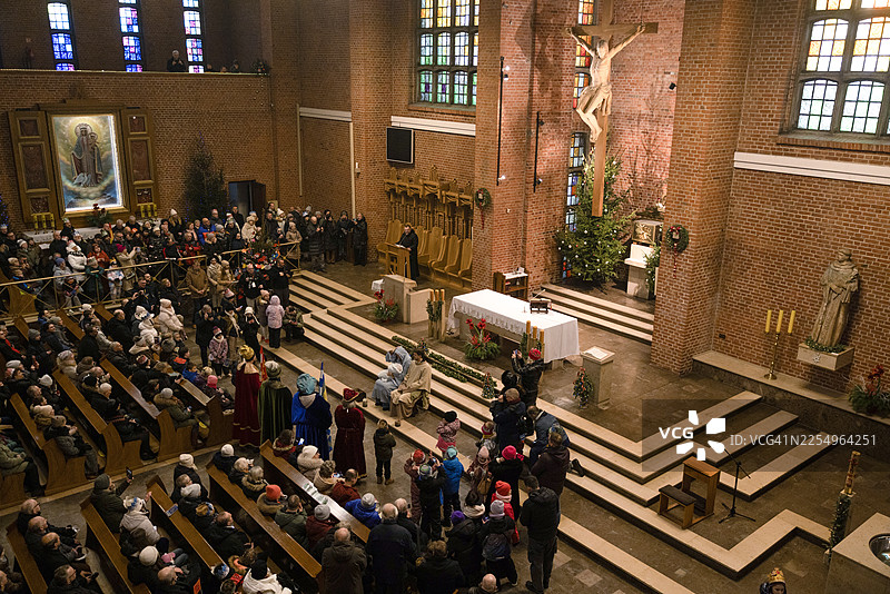 波兰格丁尼亚，大批民众参与三王节游行。图片素材