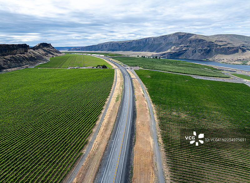 哥伦比亚河畔温纳奇郁郁葱葱果园上空的公路鸟瞰图图片素材