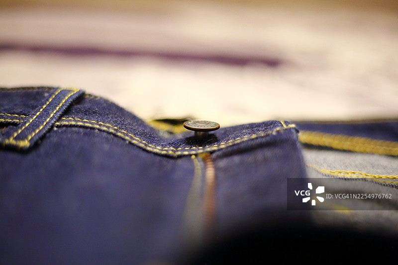 纽扣未扣的牛仔裤图片素材