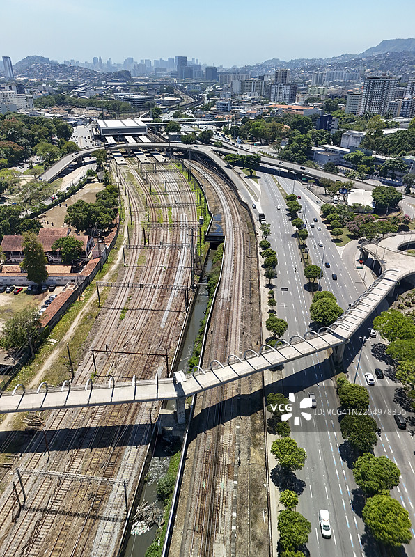 里约热内卢马拉卡纳区供汽车和火车通行的道路。图片素材