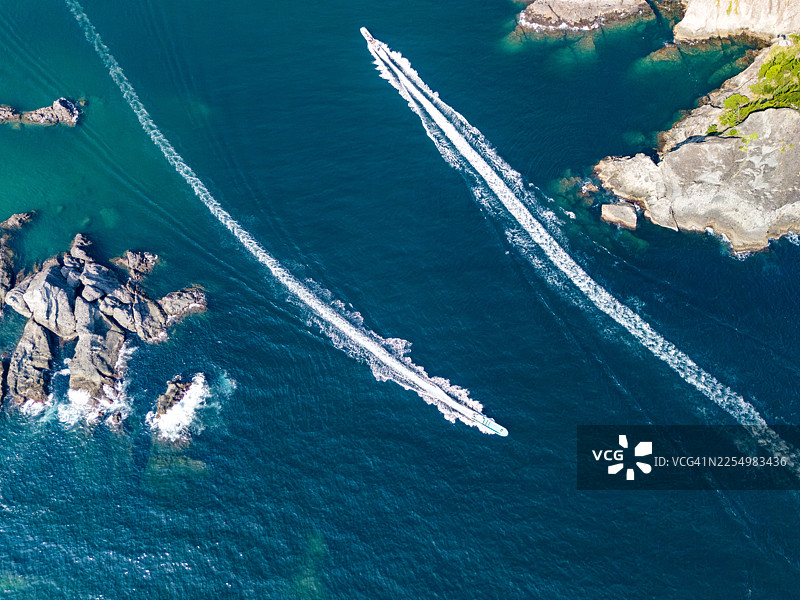 无人机拍摄的伊豆半岛尖端的平鹤滨海滩。海面上可以看到大根岛和众多岩石海岸；陆地上可以看到中木港、あいあい岬和ゆうすげ公园。图片素材