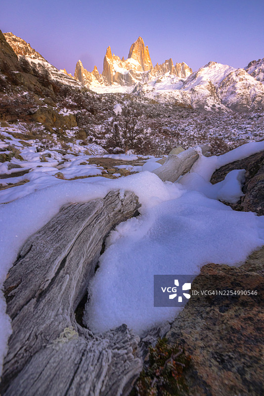 日出时分的菲茨罗伊地标风景，雪山与前景图片素材