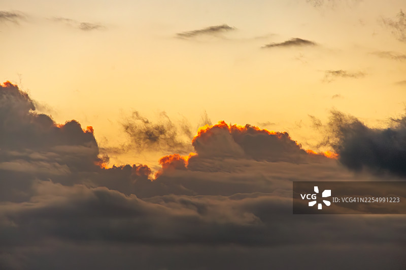 日出海面。从群山展望台看到的伊豆群岛的美丽海景。近海可以看到新岛和神津岛。还可以看到装载乘用车的大型货船和渔船。在白色石灰岩悬崖之外图片素材
