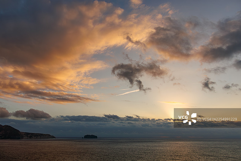 日出海景。从群马山天文台看到的伊豆群岛的美丽海景。近海可以看到新岛和神津岛。还可以看到载有乘用车的货船和渔船。越过白色的石灰岩悬崖图片素材