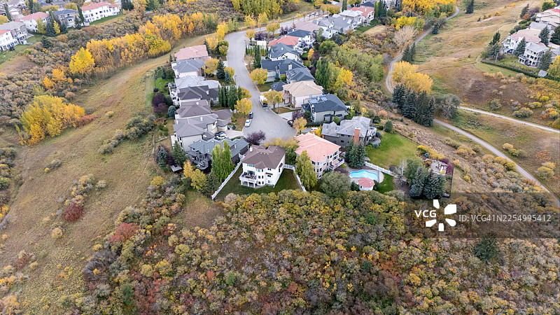 秋季卡尔加里埃奇蒙特峡谷边缘的郊区住宅图片素材