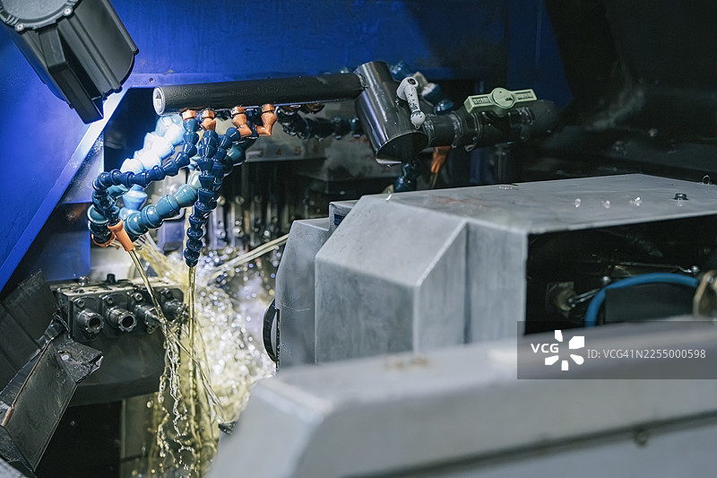 精密金属加工过程中，冷却液在数控机床上流动图片素材
