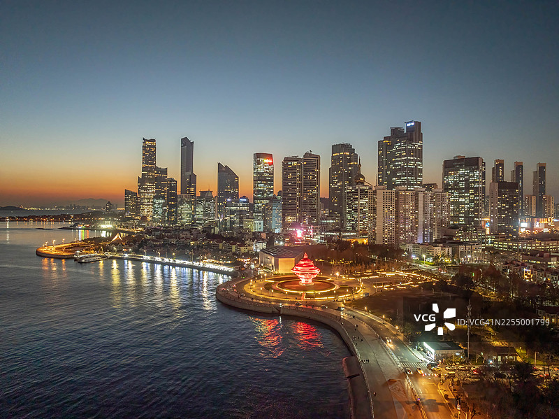 无人机视角下的青岛市天际线，黄昏时分图片素材