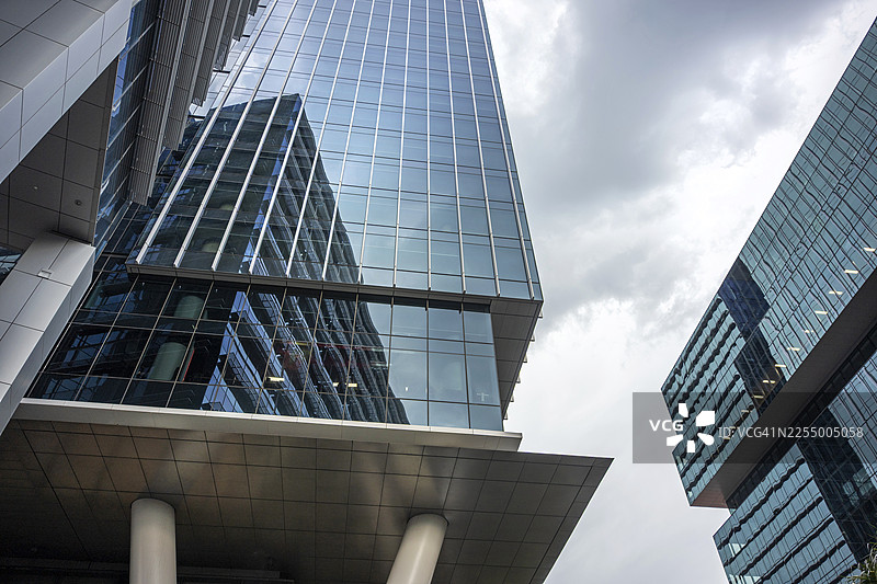 城市现代玻璃建筑，阴天图片素材