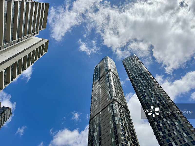 公寓和酒店摩天大楼，蓝天白云图片素材