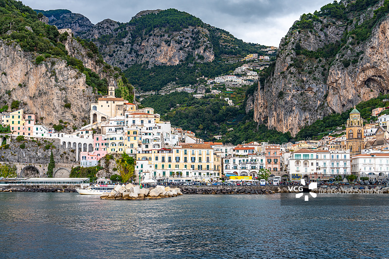 意大利拉韦洛波西塔诺到阿马尔菲海岸的海岸线景观图片素材