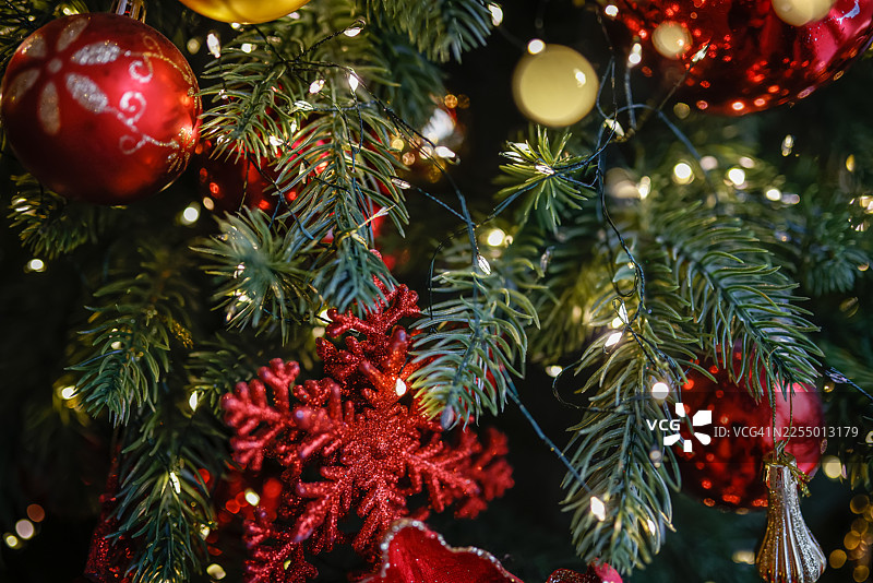 装饰精美的圣诞树是家中最重要的节日象征。图片素材