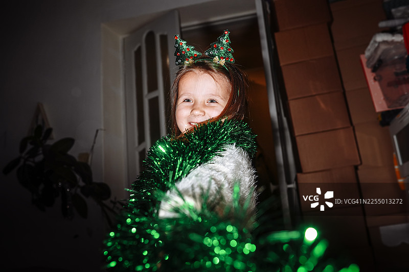 强光与柔情——戴着绿色闪光的孩子的肖像图片素材