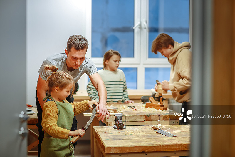 工作对话 - 老师与学生在工作中的互动图片素材