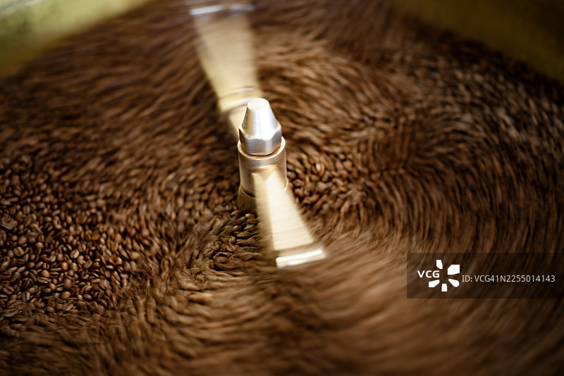 烘焙机中近距离烘烤咖啡豆的特写图片素材