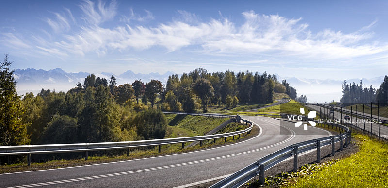 波兰假日 - 克拉科夫至扎科帕内 S7 公路在 RZawka 区域路段图片素材